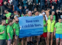 BRINDISI : TUFFO DI CAPODANNO : IL NUMERO TRENTA DEDICATO A MAURO MASIELLO