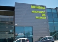 BRINDISI : LETTORI SU RACCORDO FERROVIARIO CON L'AEREOPORTO 