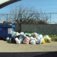 Sit-in per i rifiuti